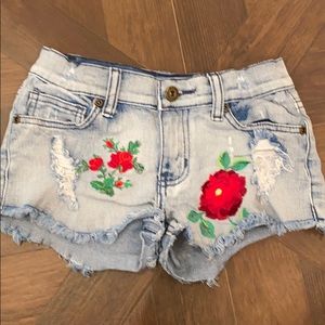 Embroidered short denim shorts with holes